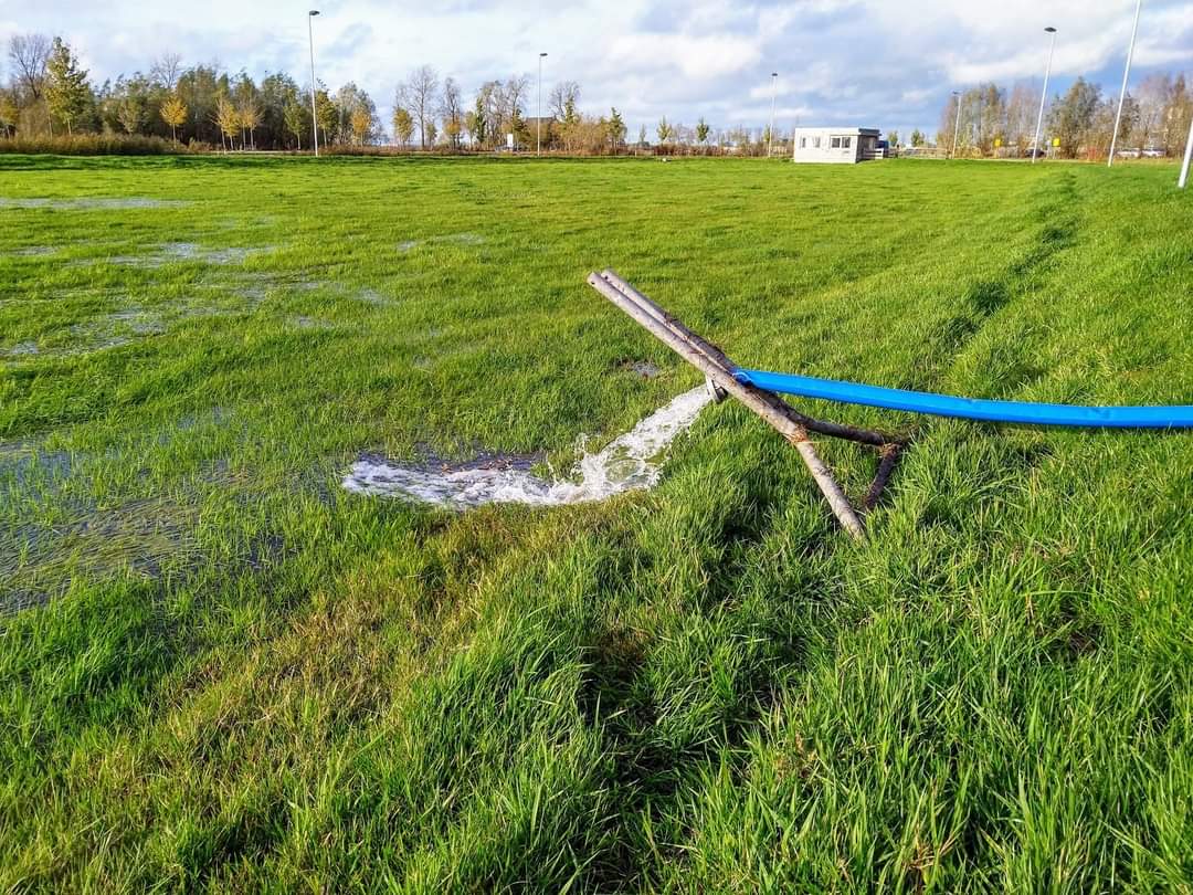 Kan er deze winter geschaatst worden? Dit jaar hangt dat niet alleen van het weer af. Voor de zekerheid heeft de Werkgroep IJsbaan toch de pomp aangezet. Fiets je in de tussentijd langs de ijsbaan, pas dan op voor de slang die over de bouwweg ligt.