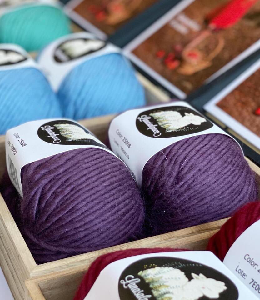 LanasAlpaca's tweet photo. Kit Gorro Duende: Revista Knit&amp;Art2, cajita de madera y 2 ovillos de Mini Muka para que puedas hacer ese gorrito tan especial. Disponible en 3 tallas y 10 tonalidades.
Ya disponible en tiendas. Consultanos: info@lanasalpaca.com. No te quedes sin la tuya. Unidades limitadas. https://t.co/CMpgZXskgQ