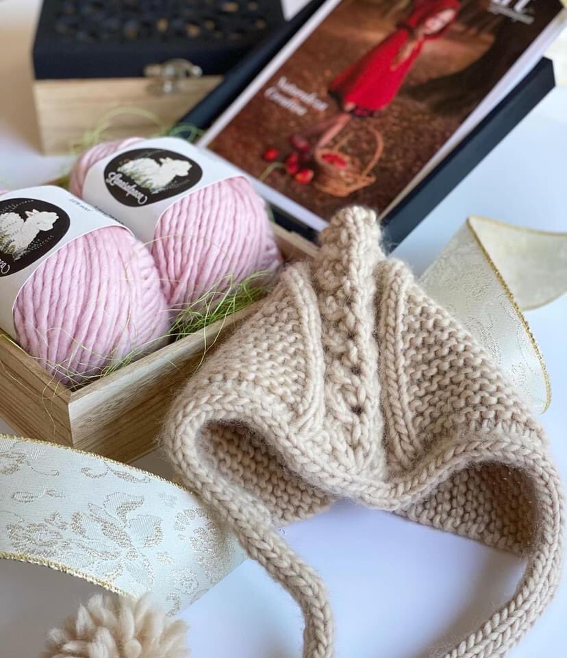 LanasAlpaca's tweet photo. Kit Gorro Duende: Revista Knit&amp;Art2, cajita de madera y 2 ovillos de Mini Muka para que puedas hacer ese gorrito tan especial. Disponible en 3 tallas y 10 tonalidades.
Ya disponible en tiendas. Consultanos: info@lanasalpaca.com. No te quedes sin la tuya. Unidades limitadas. https://t.co/CMpgZXskgQ