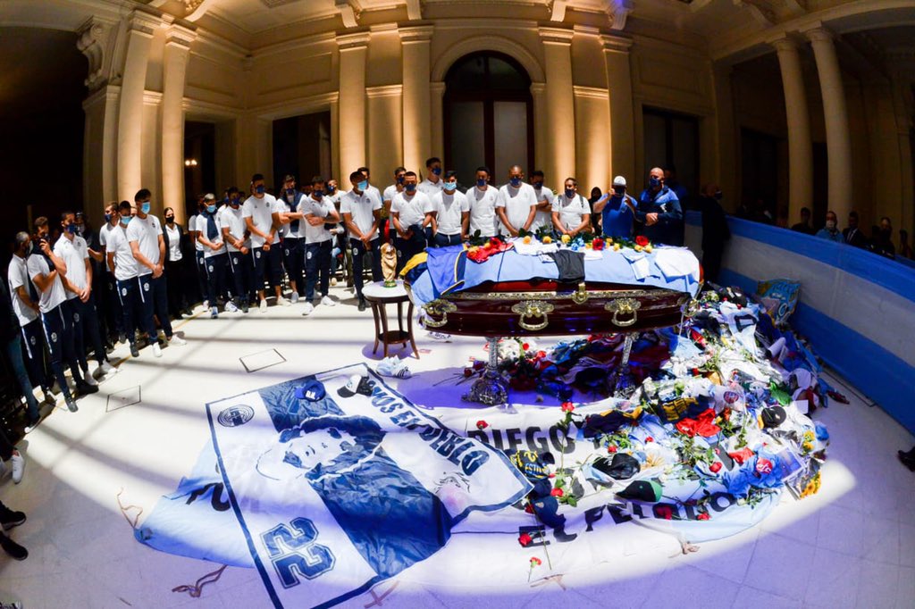 gimnasiaoficial's tweet photo. ¡Hasta siempre, D10s! 🐺♾ https://t.co/2Uo2QbGP4I