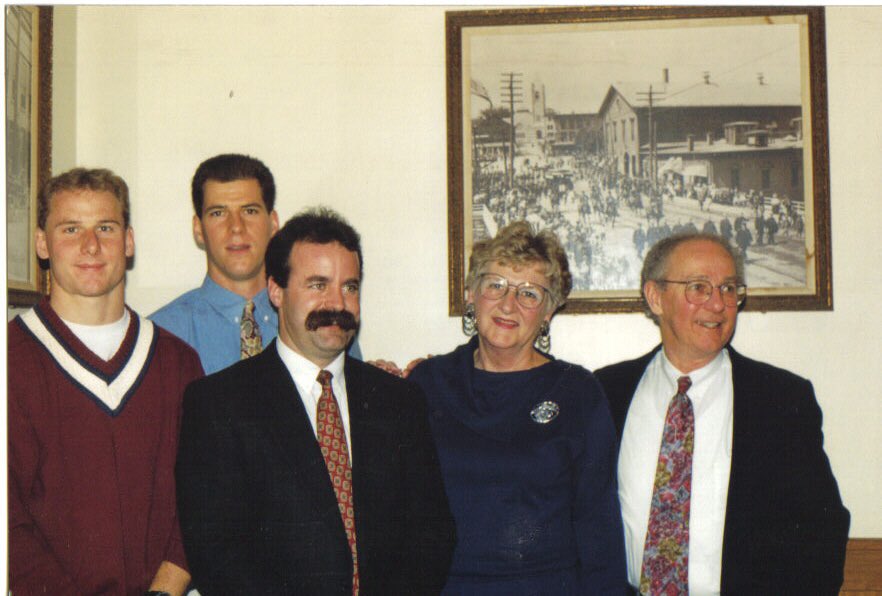 PaulLaPolice's tweet photo. Happy thanksgiving to everyone. I hope you are having a great day with family. Be safe and enjoy. Missing my US family hopefully be with them sometime soon. #weekendatbernies #oldpics #goodfriendsandfamily https://t.co/Dzpq1vnvTc