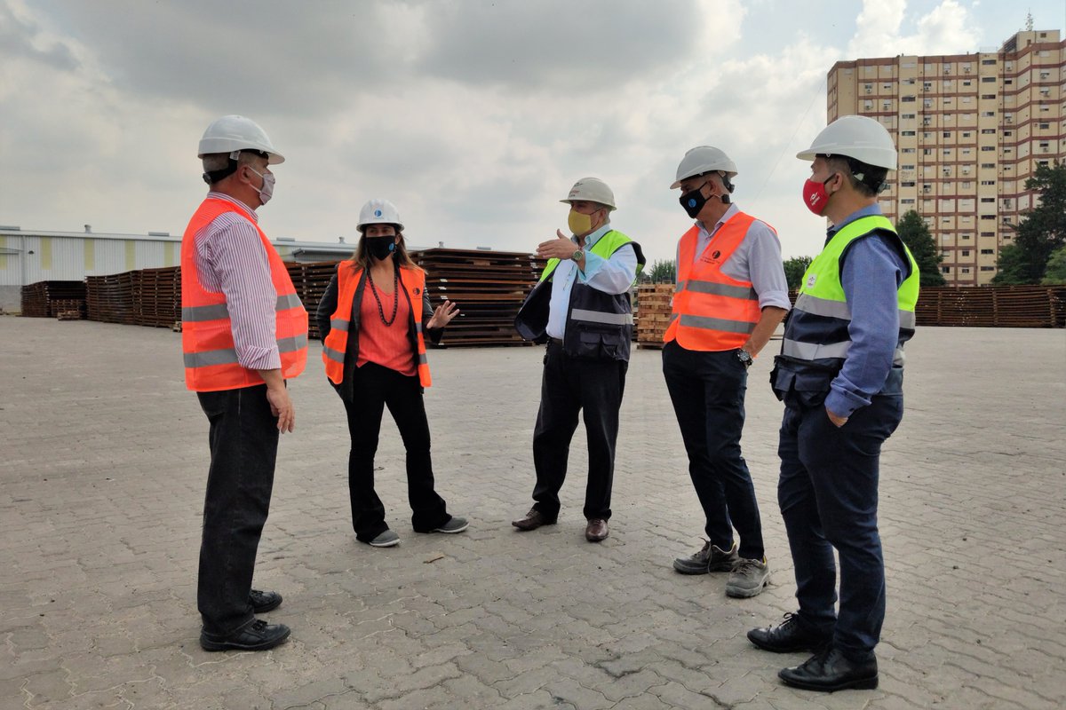 PuertoDockSud's tweet photo. Nuestra presidenta @CarlaMonrabalok y equipo visitaron #Loginter, como parte de las reuniones para conocer mejor a las empresas del puerto 🚢⚓️.
Estamos #TransformandoElPuerto
Más juntos y conectados que nunca 🤝🔗
#PuertoDockSud
#ProvinciaProductiva
#PuertosBonaerenses https://t.co/MB1GxUxund
