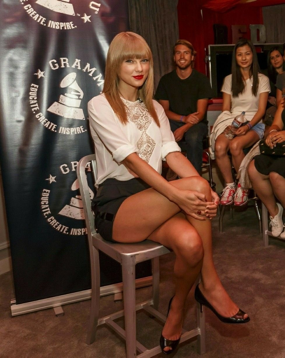 Тейлор ноги. Taylor Swift Legs. Тейлор Свифт Legs. Тейлор Свифт hot Legs. Тейлор Свифт ножки.