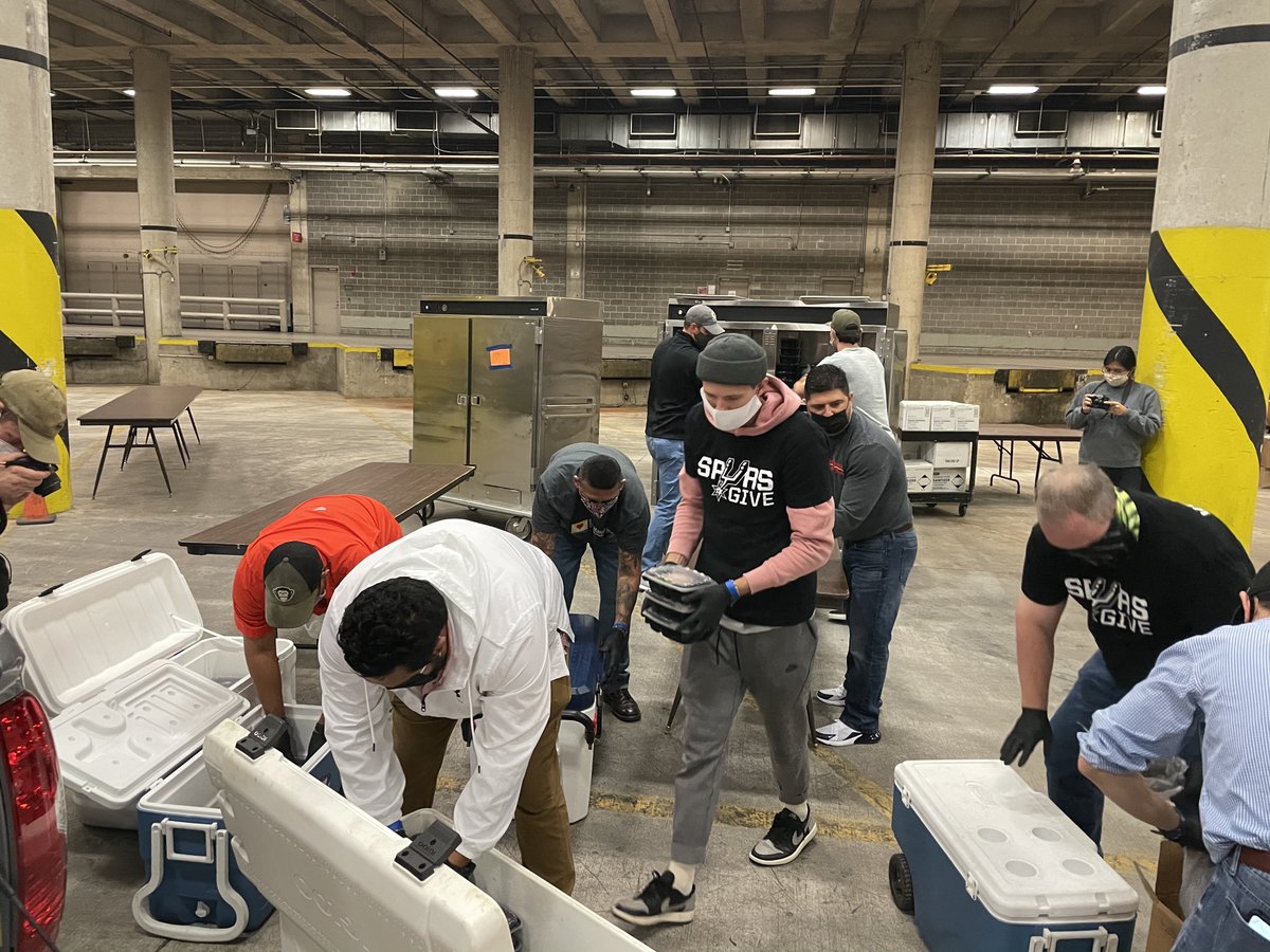 spurs_way's tweet photo. To kick-off Season Of Giving, Spurs Give & SS&E employees helped @JimenezDinner distribute 3,500 hot meals this morning at Henry B Gonzalez Convention Center! π¦π
#SeasonOfGiving | #SpursGiveBack https://t.co/vU5wp0XbCS