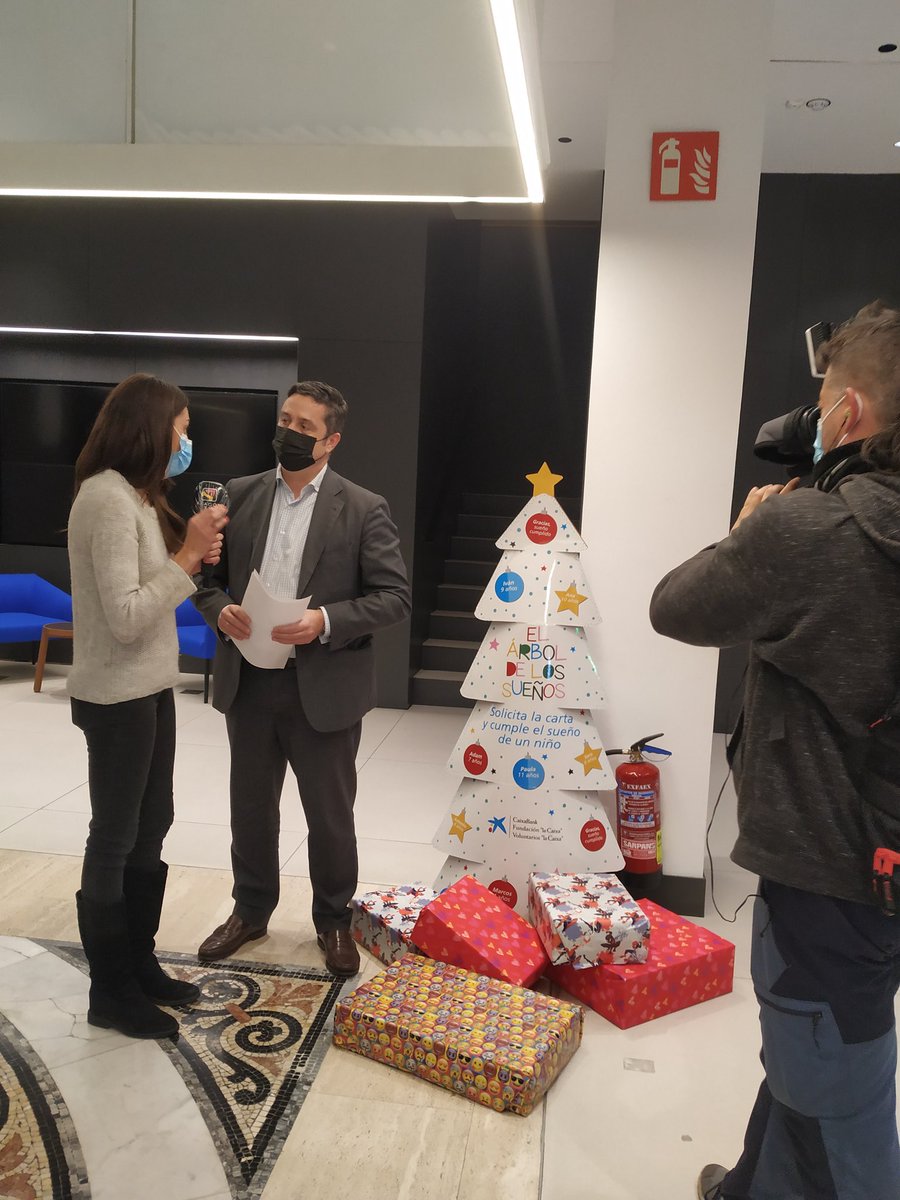 Elenamartinegea's tweet photo. Con @aragontv desde #StorePlazaEspaña @caixabank contando las ilusiones de 454 niños aragoneses depositadas en  #ArboldelosSuenos #caixaproinfancia @FTranvia @FundlaCaixa https://t.co/ahtsVsdxNO