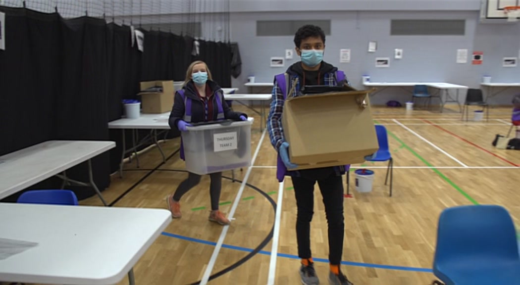 CorinneWheatley's tweet image. Volunteers and council staff in Bradford have been going door to door offering covid tests even if people don't have symptoms. They've recently managed 500 tests in one day. Around 1 in 10 are positive. More details on @BBCLookNorth 6.30pm