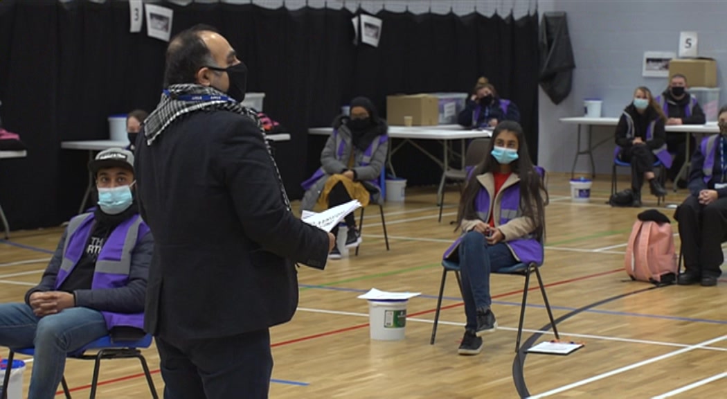 CorinneWheatley's tweet image. Volunteers and council staff in Bradford have been going door to door offering covid tests even if people don't have symptoms. They've recently managed 500 tests in one day. Around 1 in 10 are positive. More details on @BBCLookNorth 6.30pm