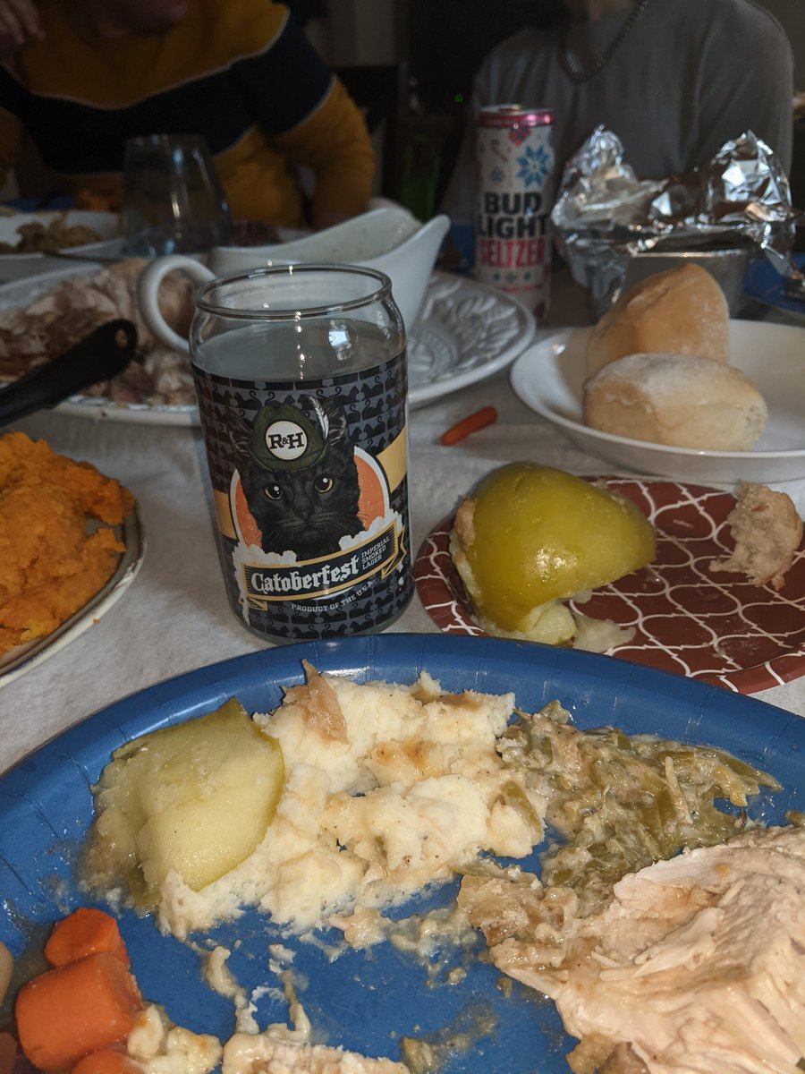 EricaM500's tweet photo. Happy Thanksgiving #catoberfest @Rubsam_Horrmann #japple @BQQuinn https://t.co/Bm7RrZ8ZuH