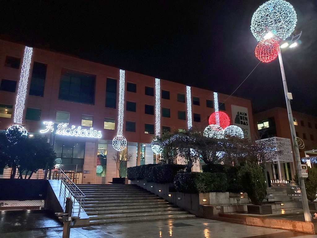 💡🎄Adelantamos el encendido de luces de navidad que, para muchos vecinos y vecinas, y pequeños comercios, será motivo de esperanza.
Tras meses de crisis sanitaria, hoy #Alcobendas vuelve a brillar y a llenarse de ilusión. https://t.co/GVK6nIoZz3