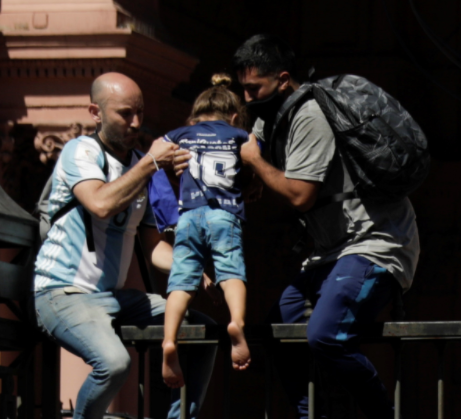 In_the_Ofice's tweet photo. Esta es la idea de sacar a pasear al nene.

#VerguenzaNacional https://t.co/8wcS5uLJ7R