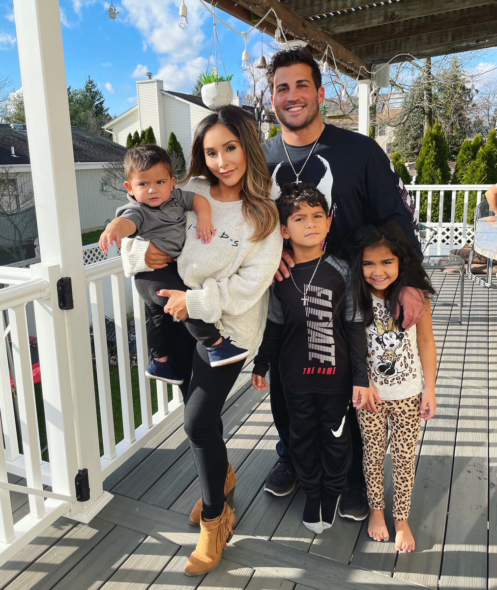 snooki's tweet photo. Happy Thanksgiving from my crew to yours! So grateful &amp; blessed everyday for my beautiful family🙏🏽🦃 https://t.co/yFK6krnUAy