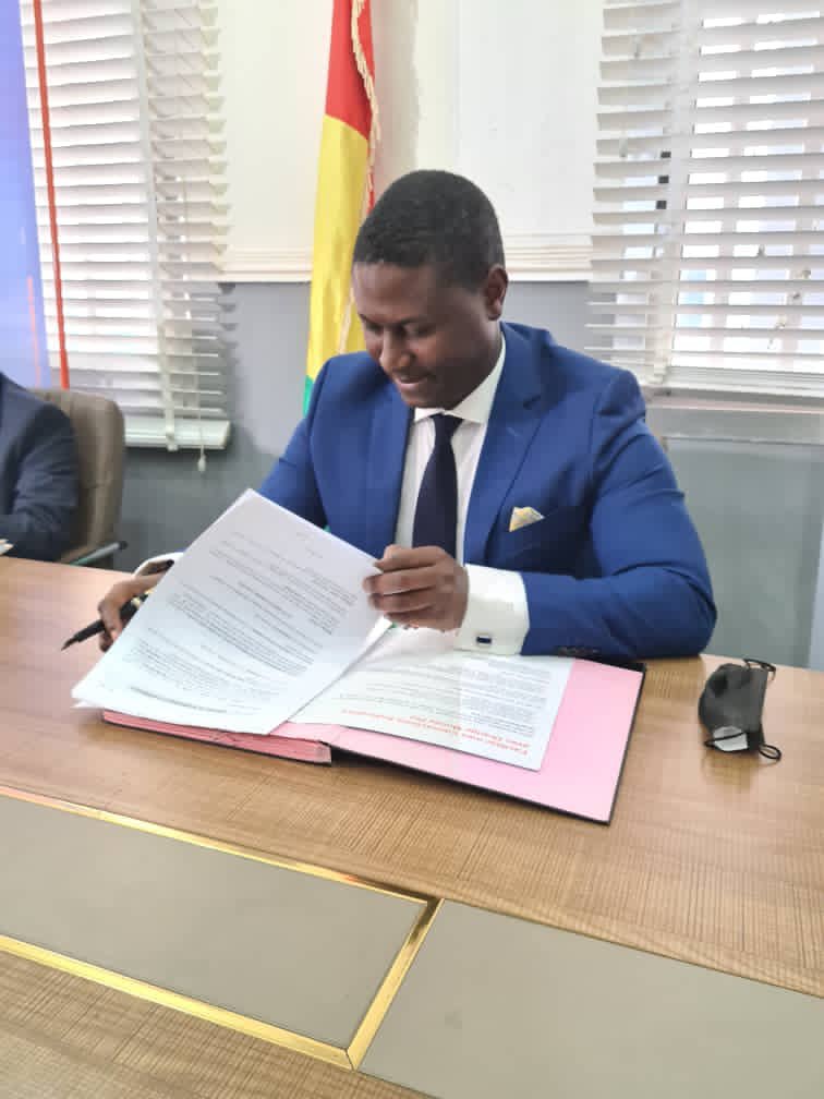 Invest_in_Gn's tweet photo. @APIP_Guinee et Orange Finances Mobiles GuinĂ©e signent une convention de partenariat pour le sponsoring dâAPIP Mobile et devient ainsi un partenaire officiel dâ#APIPMOBILE
Orange Money contribuera Ă la dĂ©matĂ©rialisation du payement des frais de crĂ©ation dâentreprise https://t.co/zA1QxsxF7m
