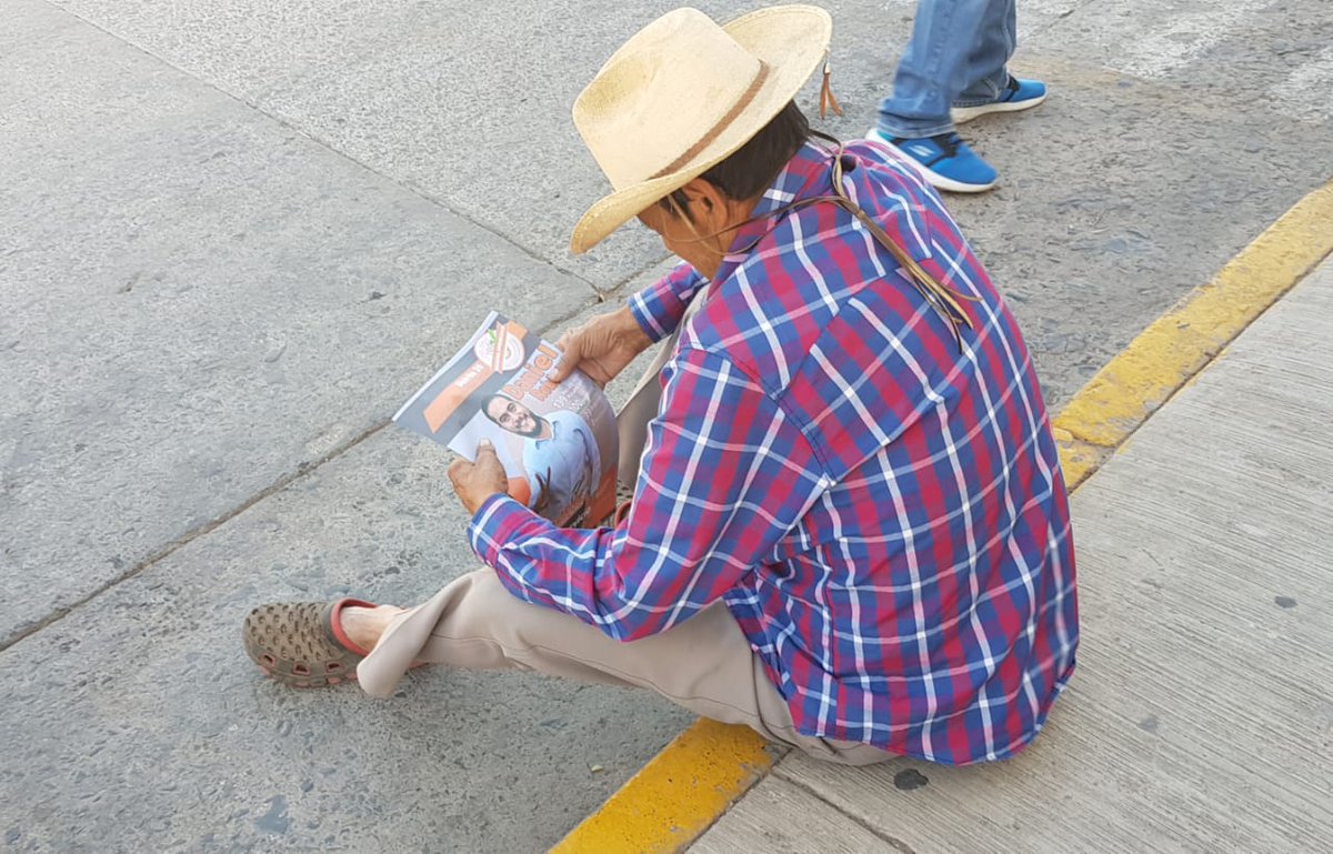 dRobles_MX's tweet photo. Seguimos recorriendo el #Distrito20 cumpliendo las medidas sanitarias; de manera sencilla y con toda humildad para rendirte cuentas y entregarte un resumen de logros alcanzados en estos 2 años a tu servicio en el @LegislativoJal. ¡Seguimos adelante! #SegundoInforme #DanielRobles https://t.co/LeicnXxqUb