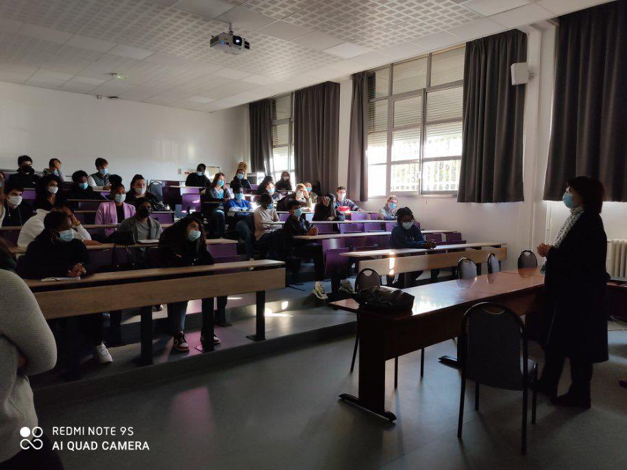 PMOrchest's tweet photo. #OrchestreAuBahut  aujourd’hui @clairegibault et Clara Baget ont rencontré les élèves du lycée Clémenceau de Villemomble, du lycée Cugnot de Neuilly-sur-marne et du lycée Eiffel de Gagny. De belles rencontres et un superbe accueil de la part des élèves ! https://t.co/XT9gE6oagw