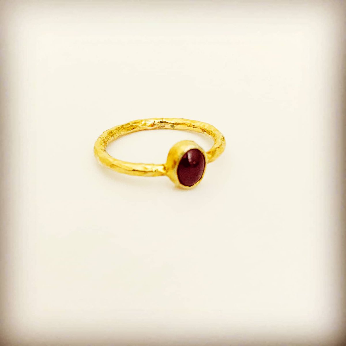 sufidesign's tweet photo. Birgün bildiğiniz herseyi yanınıza alip yürümeye devam etmeniz gerektiğinizi hissedersiniz, geride bıraktıklarınizi hatırlamanız icin üstünüzde bir im taşımayı ihmal etmeyin. Takıların hafızasını hafife almayın. Merak içinde olanlara kisa sure icinde guzel haberlerim var. https://t.co/w3m0v3r0N3