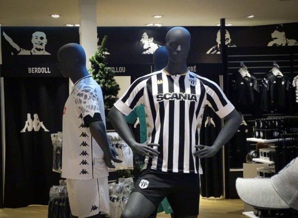 AGS_Ju's tweet photo. 𝘕𝘌𝘞 𝘚𝘛𝘖𝘙𝘌 @AngersSCO 🛍️⚫⚪ https://t.co/HGy7qzIXB5
