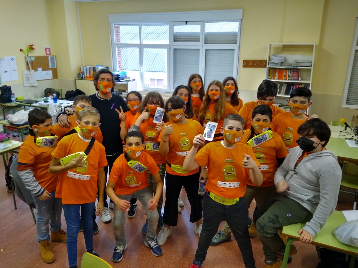 cpmdecervantes's tweet photo. Lanzamiento del proyecto #Tychron en colaboración con @fundacionctic. El alumnado recibió entusiasmado el material promocional. @AshokaSpain @trilemaedu @Educastur @cprgijon https://t.co/YF7T8hShQ6