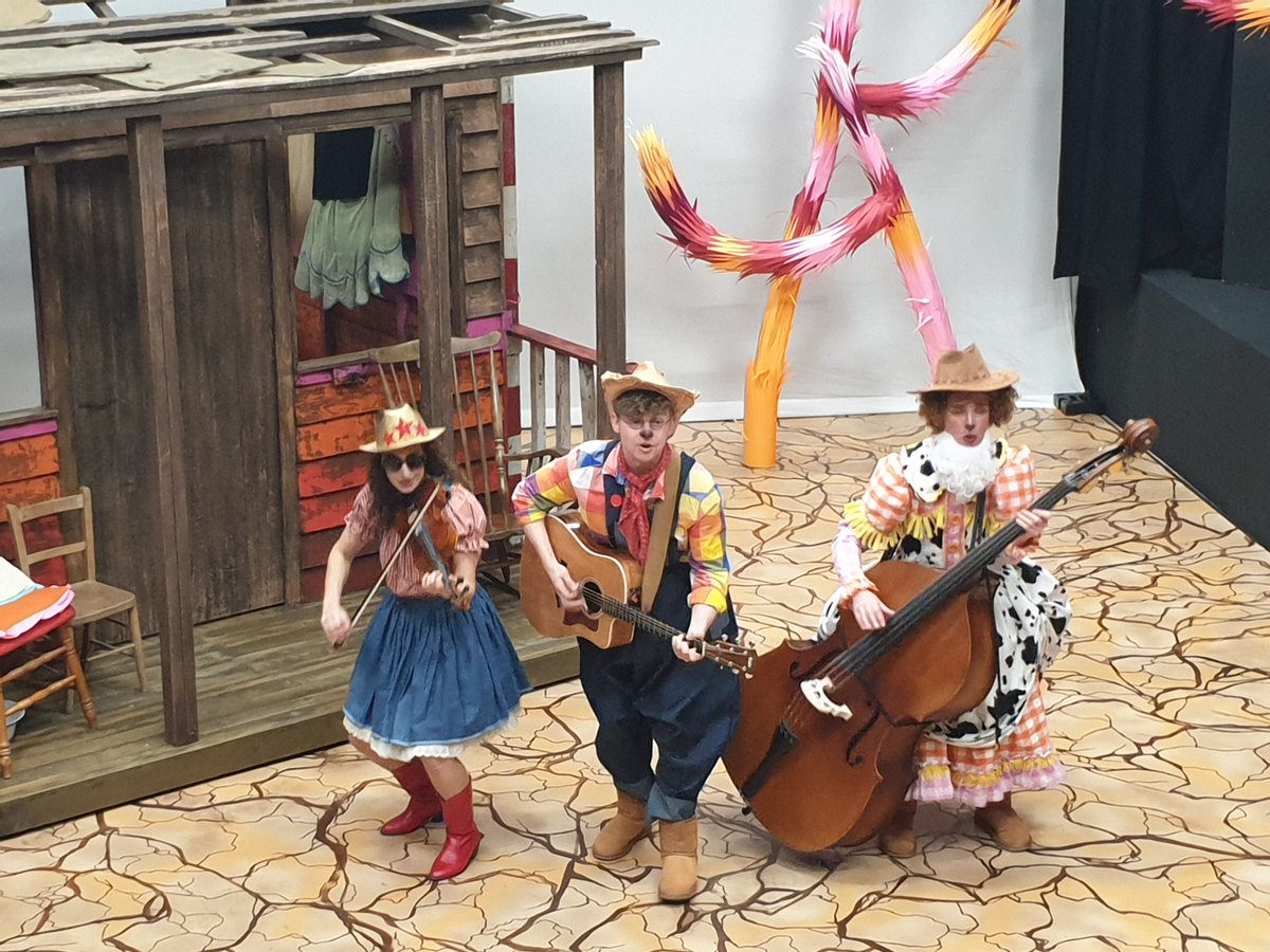 _TheGarage's tweet photo. ๐ค Howdy partners. Tickets for our first online #MyFirstPanto #GoldilocksandtheThreeBears are available ๐ https://t.co/fXSHj91pmz. Missed us on @BBCLookEast last night? Here's a sneak peek from director Dan & the cast @BBCNorfolk ๐ https://t.co/fXSHj91pmz from 3.23.58-3.29.11 https://t.co/ACXQESmnw1