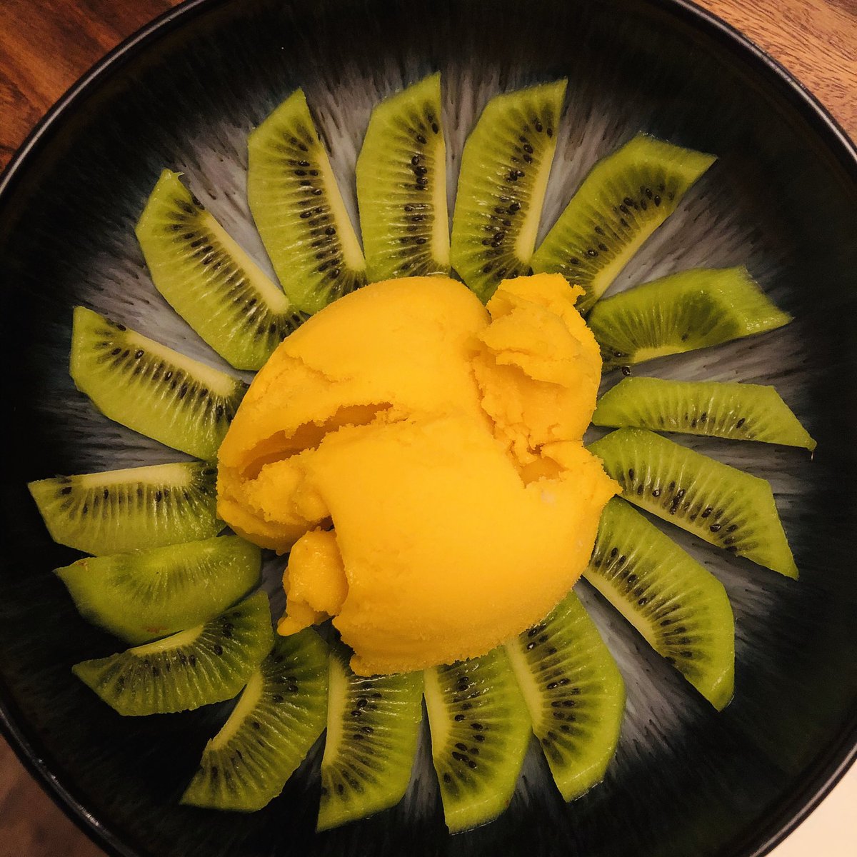 theveganmenu_'s tweet photo. 🥭 + 🥝 = 😋

#mangosorbet #kiwi #vegandessert #thursdayvibes #pud https://t.co/RaSGt54Mze