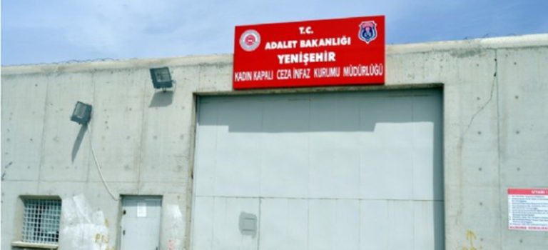 Biraz önce öğrendim. Bursa Yenişehir Cezaevinde 2,5 yaşında adı Mehmet Akif olan bir bebek var. Annesiyle birlikte hapse girdiğinde daha 8 aylıkmış. Düşünebiliyor musunuz, bir bebek 30 aydır hapiste. 

TutsaklaraTahliye KHKlıyaİade