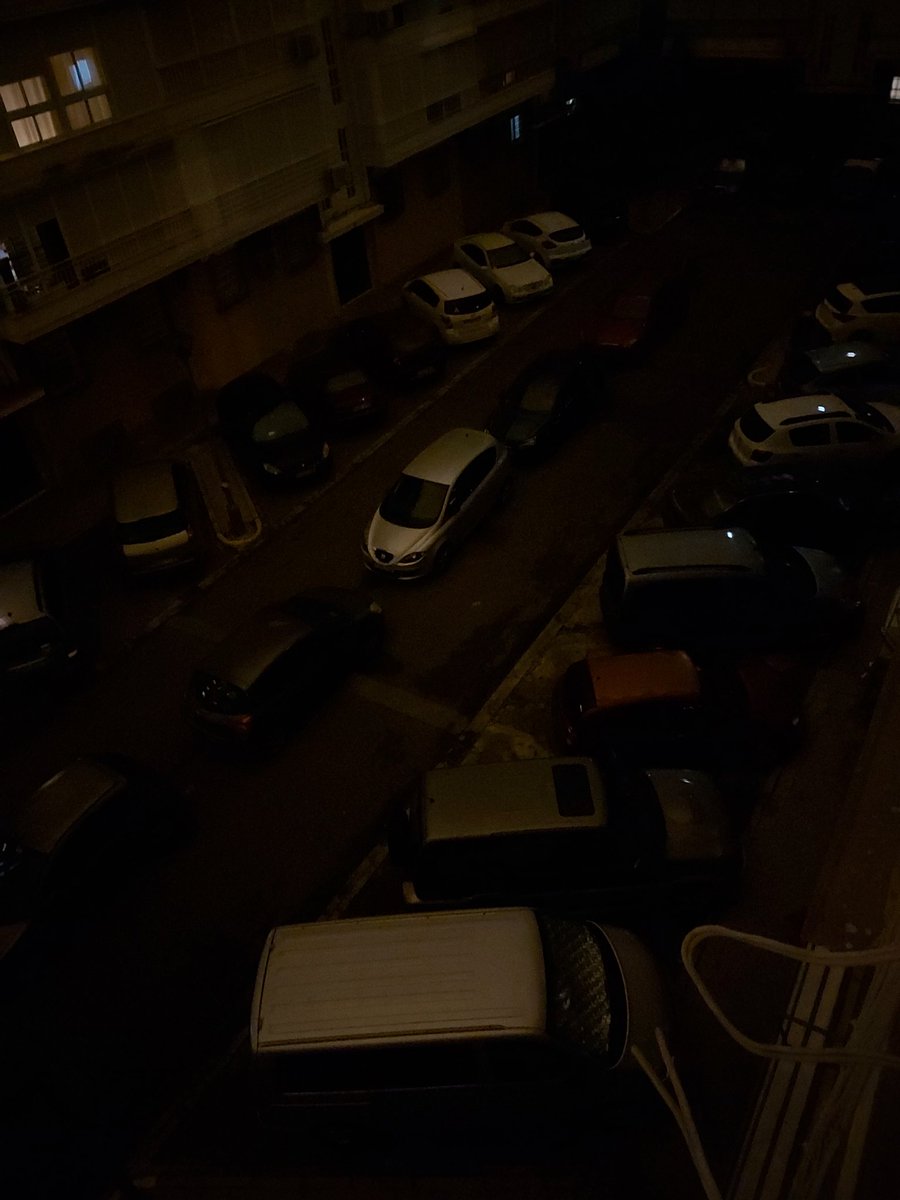 kisko1982's tweet photo. Segundo día sin luz en la Calle Grupo Santa Justa, ¿hasta cuando? @Ayto_Sevilla @JuanEspadasSVQ https://t.co/l0Zx4Q39Jh