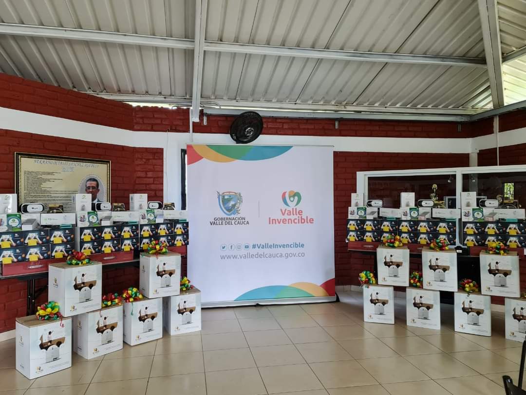 AulasAmigas's tweet photo. Inauguración de nuestro proyecto Aulas Amigas en los municipios de Ginebra y Guacarí de @GobValle y liderado por Impretics EICE. Con este proyecto se implementan "Ambientes tecnológicos integrales como apoyo a los procesos de Innovación Educativa" https://t.co/t00zPXi6jB