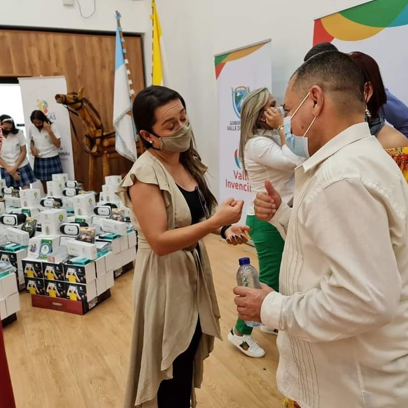 AulasAmigas's tweet photo. Inauguración de nuestro proyecto Aulas Amigas en los municipios de Ginebra y Guacarí de @GobValle y liderado por Impretics EICE. Con este proyecto se implementan "Ambientes tecnológicos integrales como apoyo a los procesos de Innovación Educativa" https://t.co/t00zPXi6jB