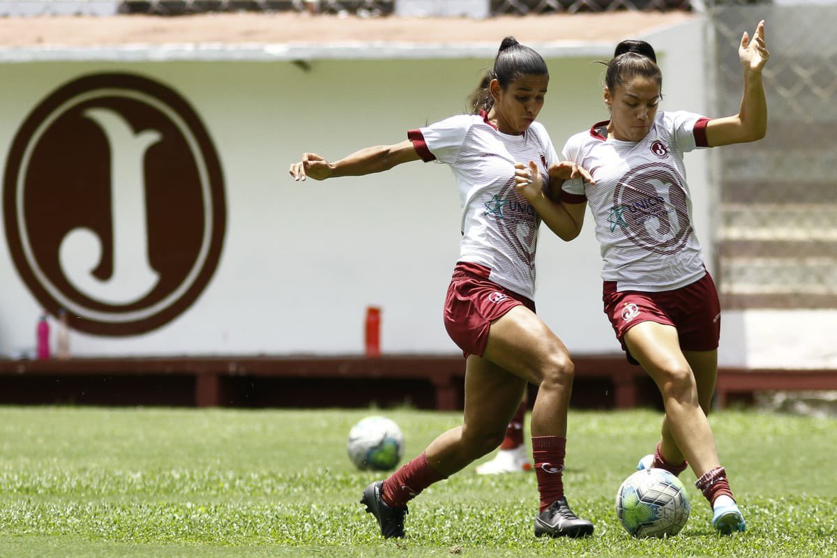 A equipe de futebol feminino do - Clube Atlético Juventus