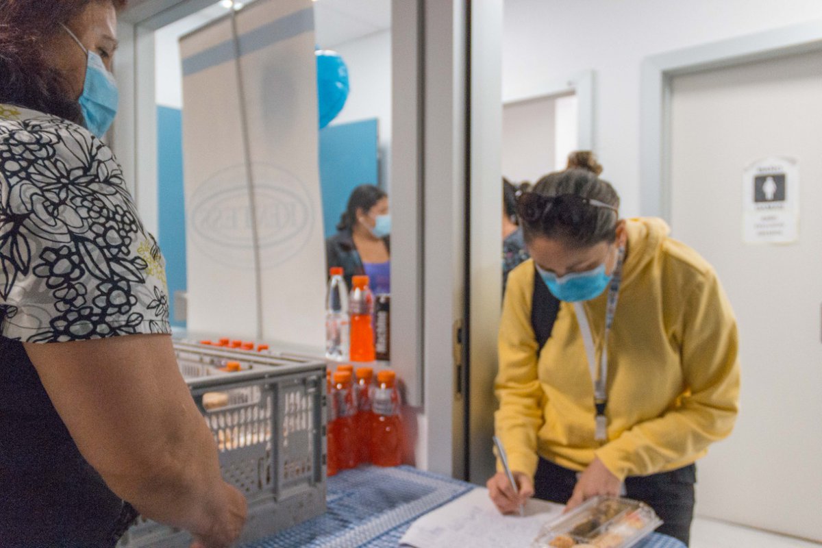 HospitalAntof's tweet photo. Durante la celebración del día de los Técnicos Paramédicos y Técnicos en Enfermería de Nivel Superior, el gremio #FENTESS entregó obsequios a sus afiliados como gesto de reconocimiento a la labor que cumplen en distintas dependencias del #HospitalRegionalDeAntofagasta. https://t.co/0lMB5874NK