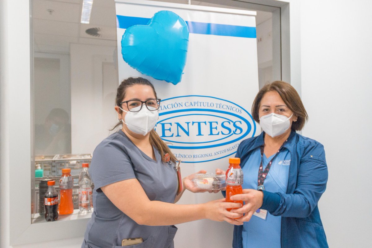 HospitalAntof's tweet photo. Durante la celebración del día de los Técnicos Paramédicos y Técnicos en Enfermería de Nivel Superior, el gremio #FENTESS entregó obsequios a sus afiliados como gesto de reconocimiento a la labor que cumplen en distintas dependencias del #HospitalRegionalDeAntofagasta. https://t.co/0lMB5874NK