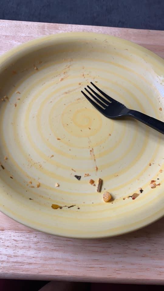 whatdatis1's tweet image. Sweet potatoes, stuffing, garlic mashed red skin potatoes, honey glazed ham, macaroni and cheese, greens and a Hawaiian roll. #Thanksgiving