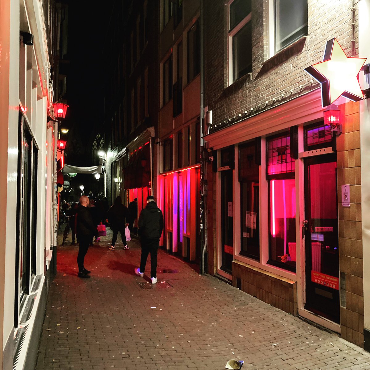 Current situation in Amsterdam’s Red Light District. #coronavirus. pic.twit...