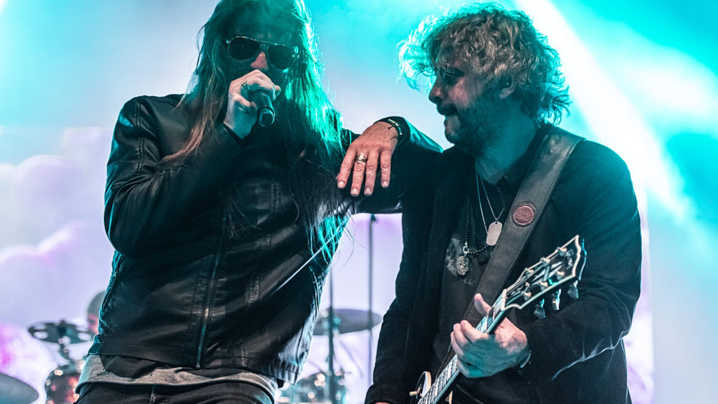Republica_ROCK_'s tweet photo. Queria tá assim com o amigo que eu gosto 🎤🎸🥁
Foto: Fernando Pires

#republica #Rock #Show https://t.co/W4YXz3lzvF