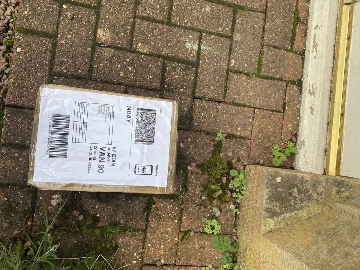 kitchen_coco's tweet image. According to @myhermes when I called to complain that a parcel hadn’t been received despite being ‘signed for’ at 1pm, this counts as being ‘delivered’ as GPS proves the courrier was at her property at the time of signature &amp;amp; they’d noted HTC. Only it was the wrong property 🤷‍♀️