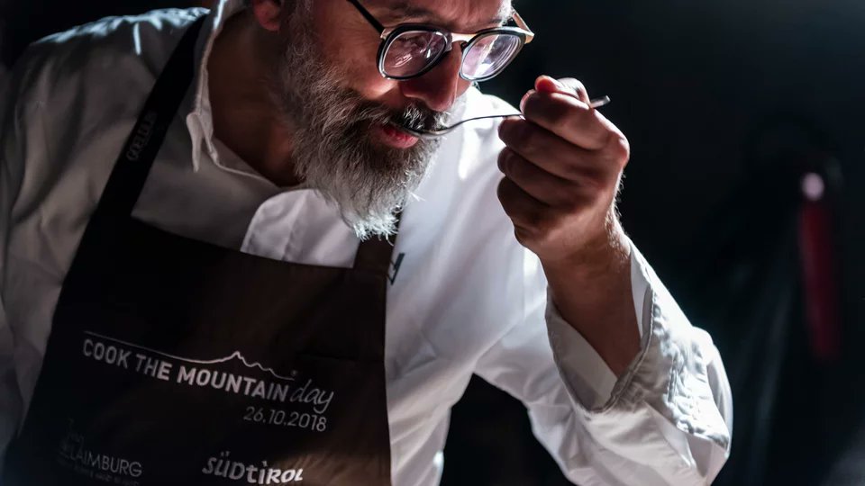 altoadige_info's tweet photo. Guida Michelin 2021! Quante stelle brillano in #AltoAdige!
⭐ 25 stelle Michelin
🍽️ 20 ristoranti
Congratulazioni ai nostri chef!
Scoprite le novità di quest'anno 👉https://t.co/3T9dpVMQTi
#guidaMICHELINIT #MICHELINStar21 https://t.co/ZUzqpYd8Dw