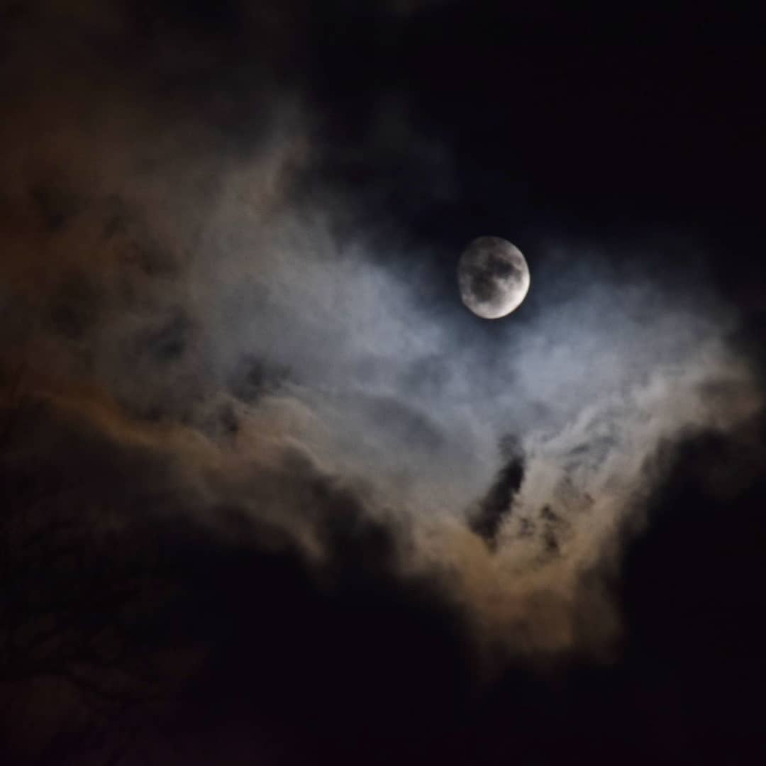 jonesy1007's tweet image. The cloudy  moon.
I'd set up for the space station pass  tonight, unfortunately the clouds rolled in, but instead of packing up, the moon provided a rather nice back-light.
Love the  colours in the clouds when it's like this!
#moon #cloudymoon @DavidBflower @BBCStargazing