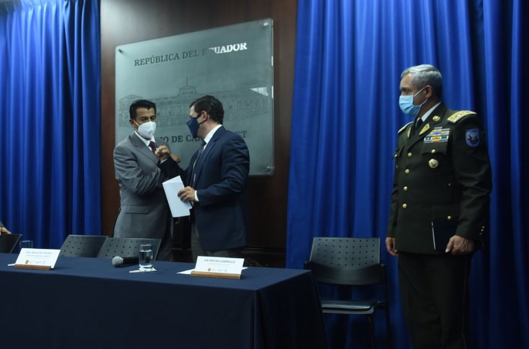 MinGobiernoEc's tweet photo. 📍Esta tarde, en la @Presidencia_Ec, el secretario @juanseroldan realizó la presentación oficial del ministro @ppazminoec. "Presentamos a una extraordinaria persona, con una carrera impecable, que encontrará el camino para la #SeguridadParaTodos que el #Ecuador necesita". https://t.co/jbW9zPxWq7