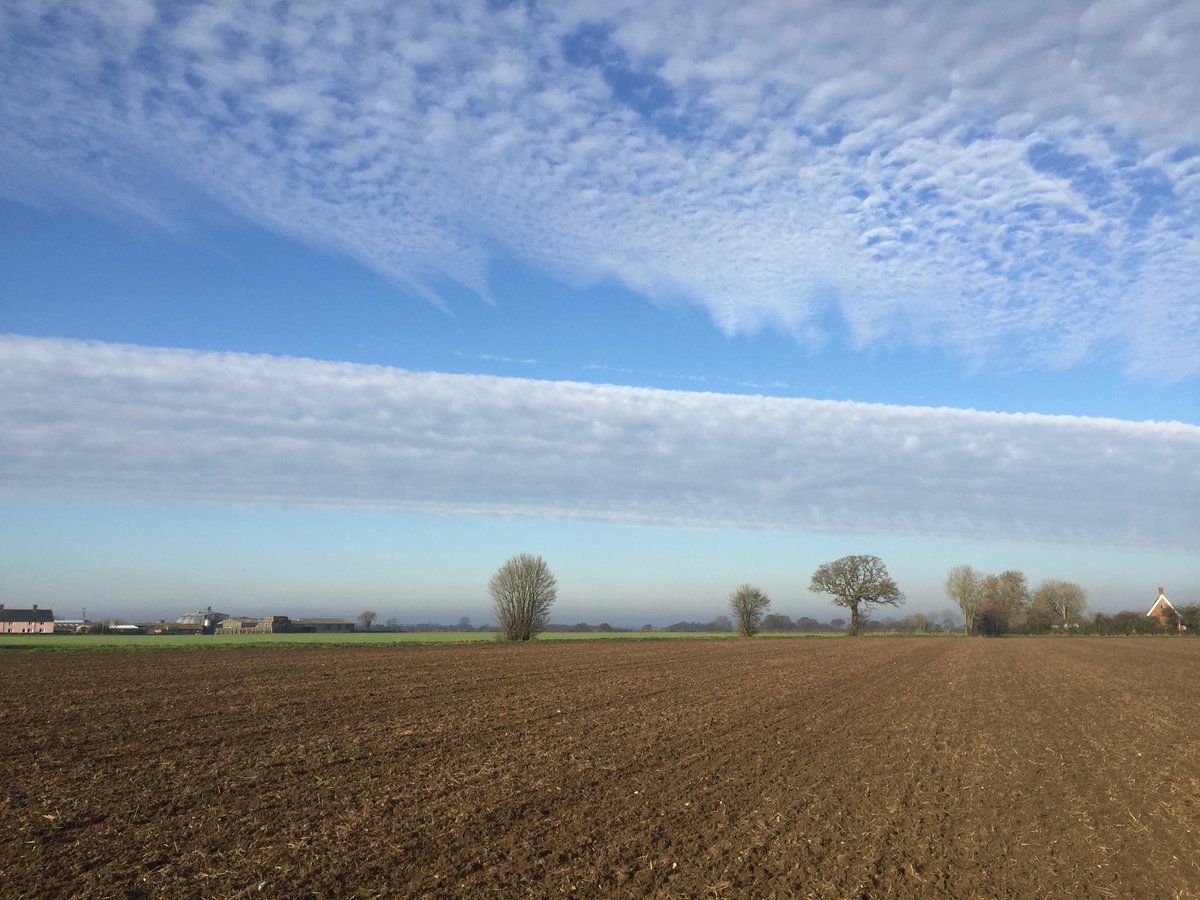 CozzUno's tweet photo. Winter beans drilled, with a very well defined front coming over.  ⁦@beckymitchell29⁩ https://t.co/b9V6l23D7m