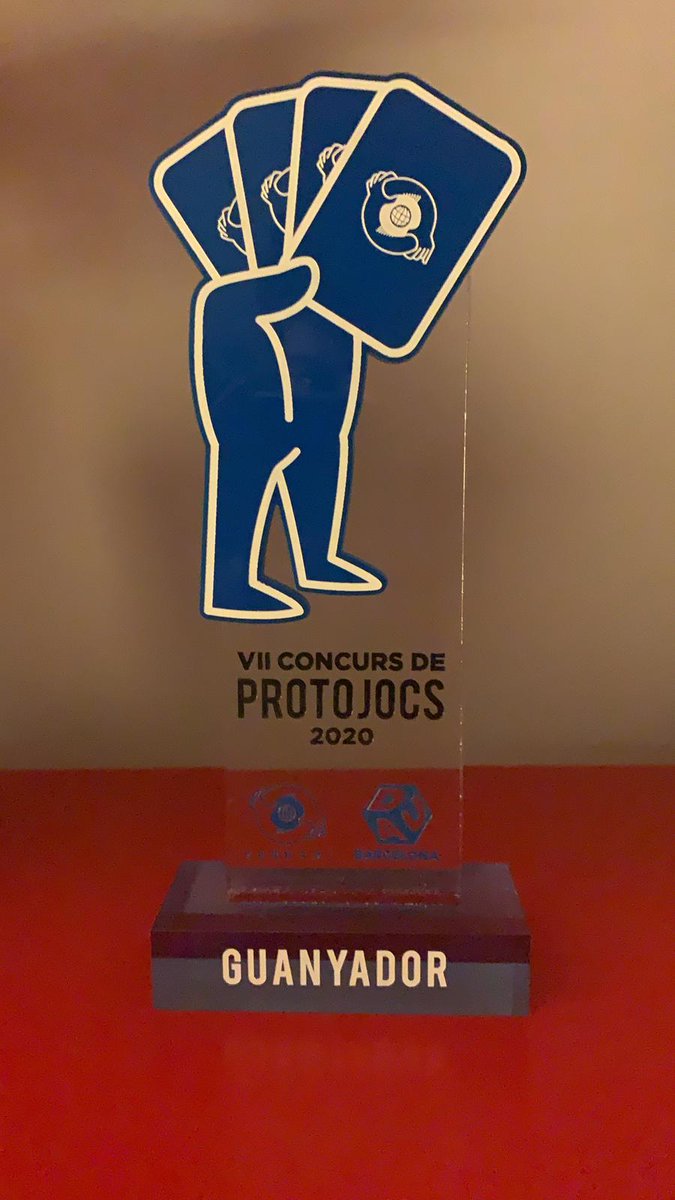 ¡Lo tenemos con nosotros! ¡No es un sueño! ¡Es real! El trofeo de guanyadors del #DAU2020 <a href="/verkami/">Verkami</a> en nuestras manos gracias a #PrincesasGuerreras 👸⚔