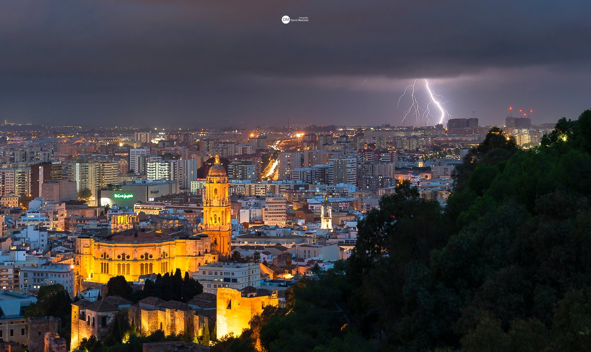 objtormentas's tweet photo. Cae la noche en #Málaga bajo una #tormenta https://t.co/mulMXvFAYX