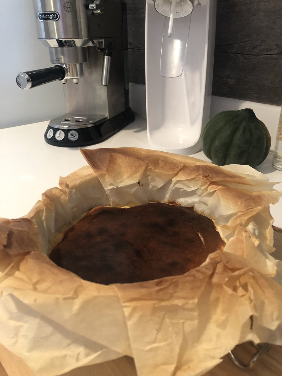 今日は感謝祭ですが、チーズケーキ大好きな夫のために、バスク風チーズケーキ作りました。パンプキンパイは好きじゃないそうで〜🥧冷えるのを待つのみ。美味しく出来てますように♪