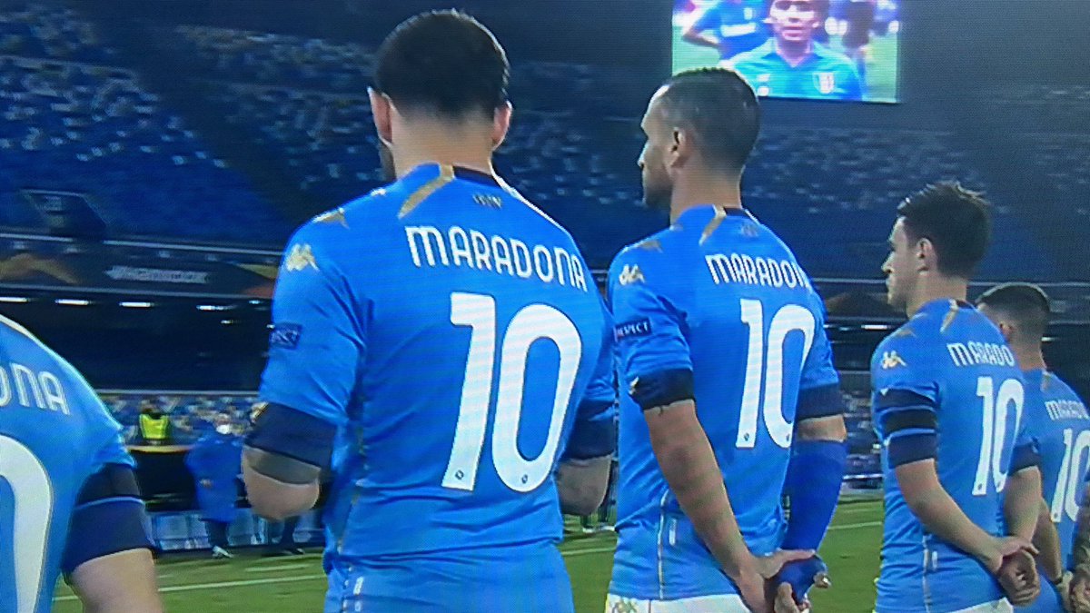 Giocatori del #Napoli in campo con la maglia numero 10 di #Maradona #UEL  #EuropaLeague #NapoliRijeka