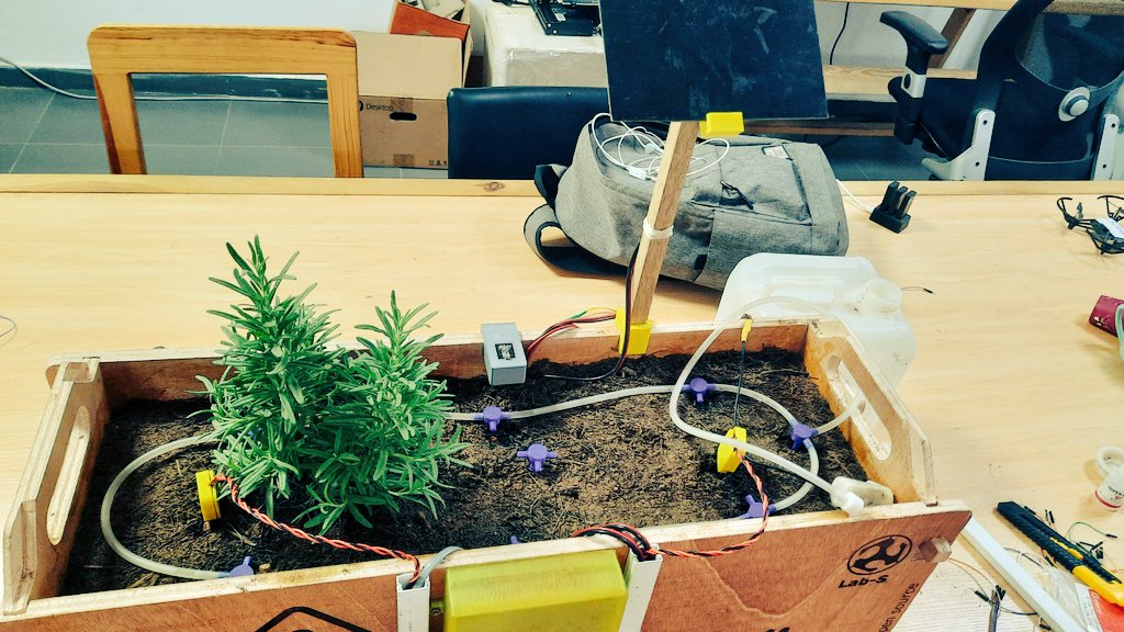 diallo_mm's tweet photo. Toolu Kër 🥬 un nouveau système de culture intelligente à mettre à la maison, développer au #fablab #Lab_S
Un projet opensoure, les plans seront dispo après la première validation 😉
#make #iot #smartgarden #green
#inside_ODC
#kebetu https://t.co/uZy3vucTmM