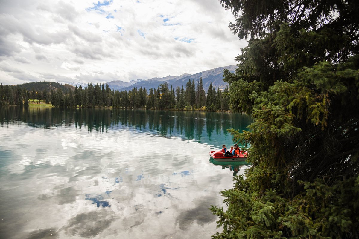 Today, we would like to take the time to thanks nature for providing us with breathtaking landscapes and for allowing us to explore them with family and friends. 
Happy #ThanksGiving !!
​
​Photo: @theexpeditioners
​
#mypelican #pelicankayak #outdoors #pedalboat