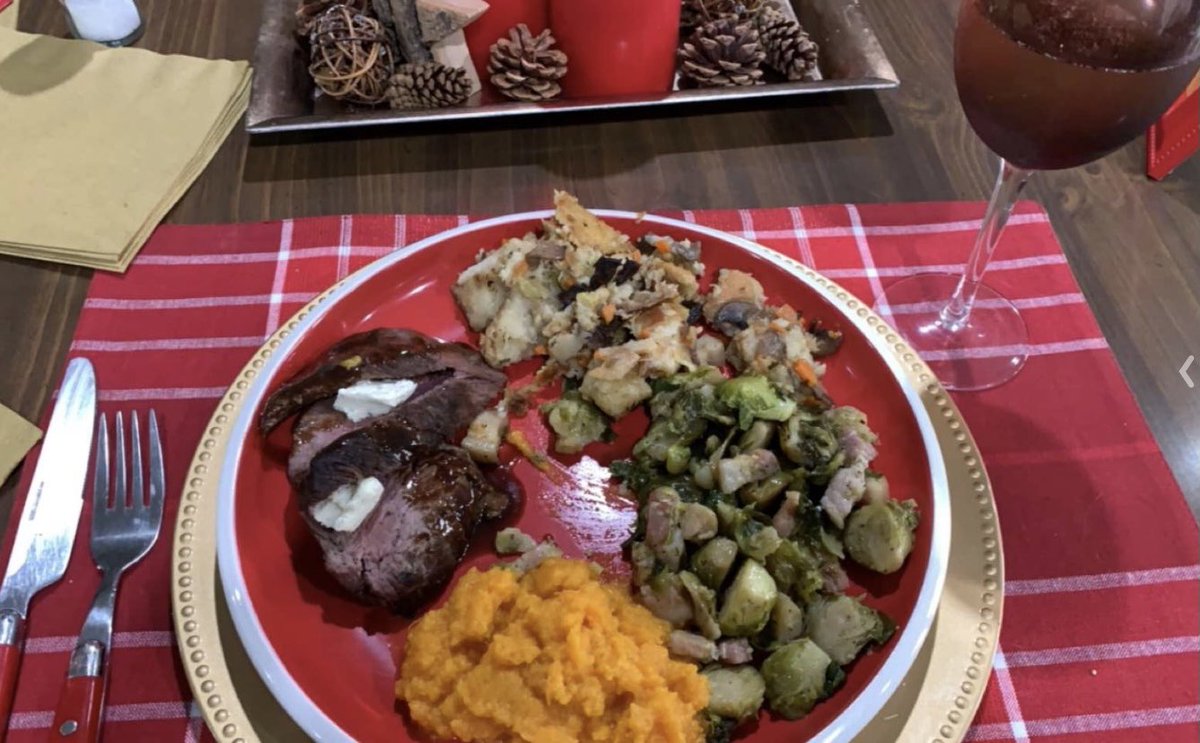 Amazing #Thanksgiving carry out meal from <a href="/Gene_Georgetti/">Gene & Georgetti</a> today! Thank you for making me full of delicious food since I can’t be with my family today 🥰 (Bonus for great pickup, friendly staff and to-go cocktails) #Chicagoeats <a href="/chicagobars/">Chicago Bars</a>