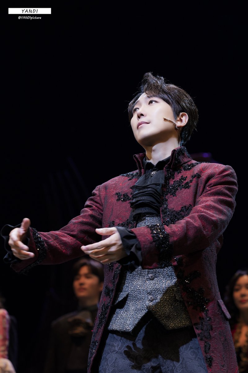 YANDIpicture's tweet photo. 20201126_아마데우스 커튼콜데이
안토니오 살리에리 _김재범

어떻게 이런 음악을 ��들 수가 있을까요? 
결핍과 가난 속에서 어떻게 저 가치를 매길 수 없는 행복의 탄식이 나올 수 있었을까요? https://t.co/mfyjv5L8sc
