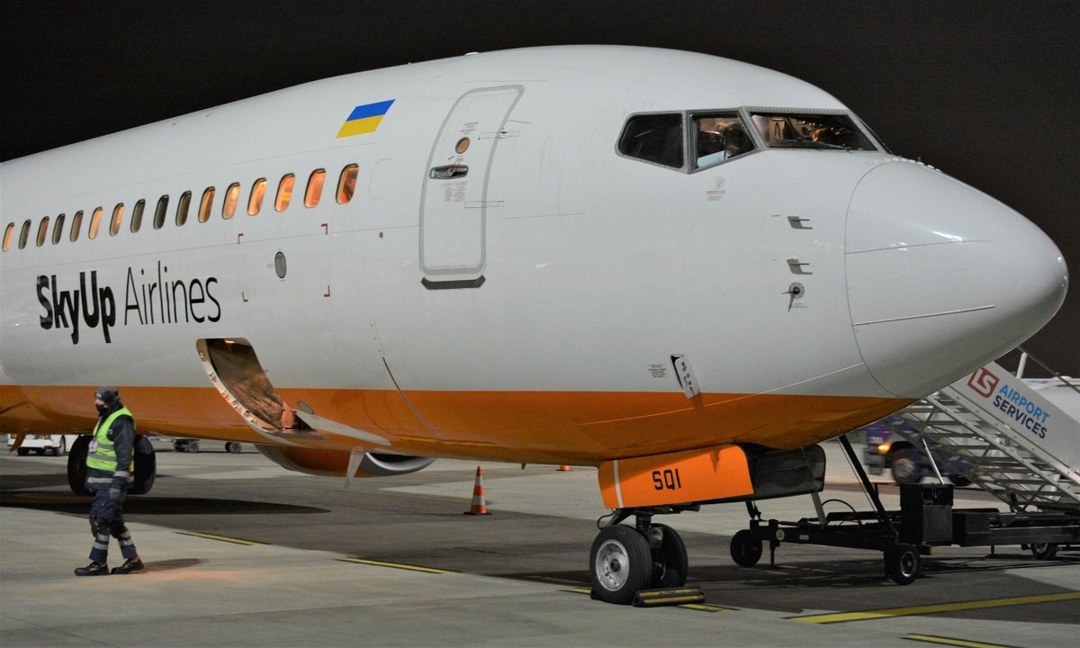 LSASaero's tweet photo. Dziś na @ChopinAirport obsługiwaliśmy rejs Cargo z Kijowa, realizowany przez #Boeing737-900 linii SkyUp Airlines.
☝️Transporty #Cargo są realizowane także samolotami pasażerskimi. Prawidłowo zabezpieczony fracht, może podróżować na fotelach pasażerskich 💺👍
#highflyinghandling https://t.co/GGctETTtGV