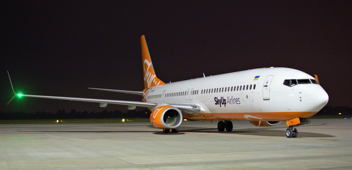 LSASaero's tweet photo. Dziś na @ChopinAirport obsługiwaliśmy rejs Cargo z Kijowa, realizowany przez #Boeing737-900 linii SkyUp Airlines.
☝️Transporty #Cargo są realizowane także samolotami pasażerskimi. Prawidłowo zabezpieczony fracht, może podróżować na fotelach pasażerskich 💺👍
#highflyinghandling https://t.co/GGctETTtGV