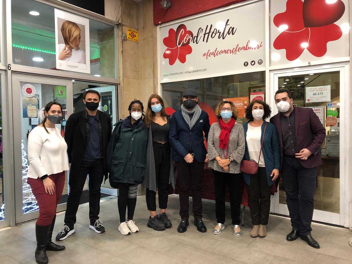 BcnDesignWeek's tweet photo. ✨4a edició d'“Els llums de Nadal il·luminen el comerç” amb @BCN_Comerc i @bcn_hg per #innovar i dinamitzar el #comerç de #proximitat🎄
Enguany l'equip de @LaSalleBCN Arquitectura s'ha endut el premi al millor aparador de la Ferreteria Llar Marimon.
Enhorabona! 👏
#BDW2020 https://t.co/syIRAdXP3M