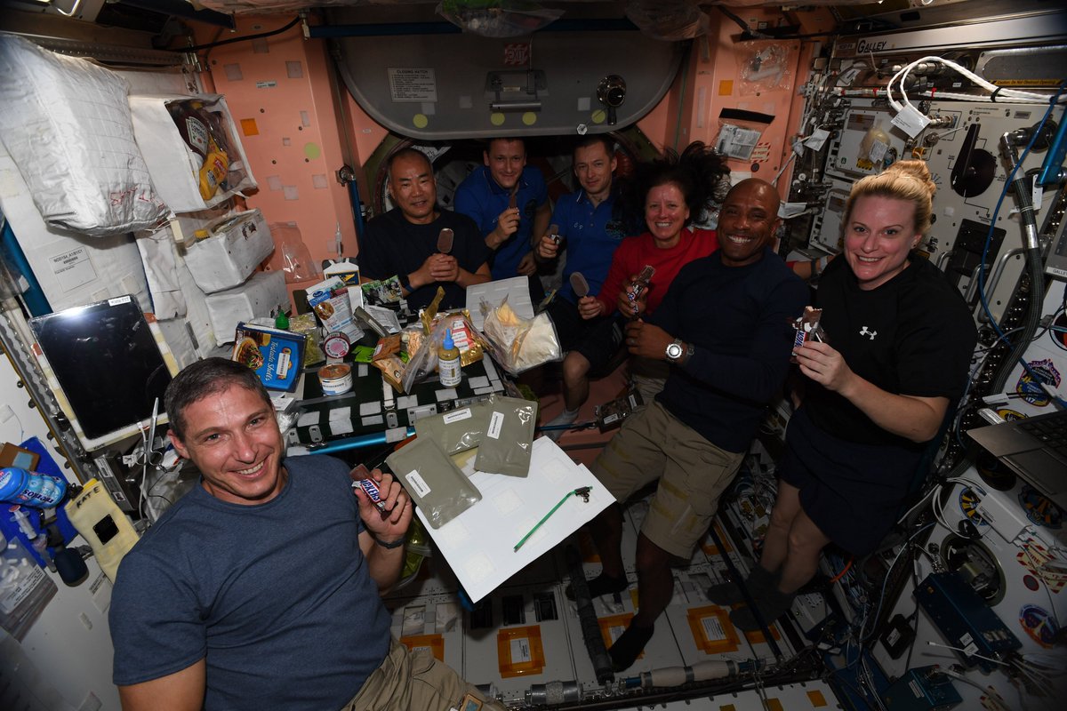Happy Thanksgiving Everyone! Great friends, tasty food, and yummy desserts in space. It was a very good day. https://t.co/aONq8aYvHv